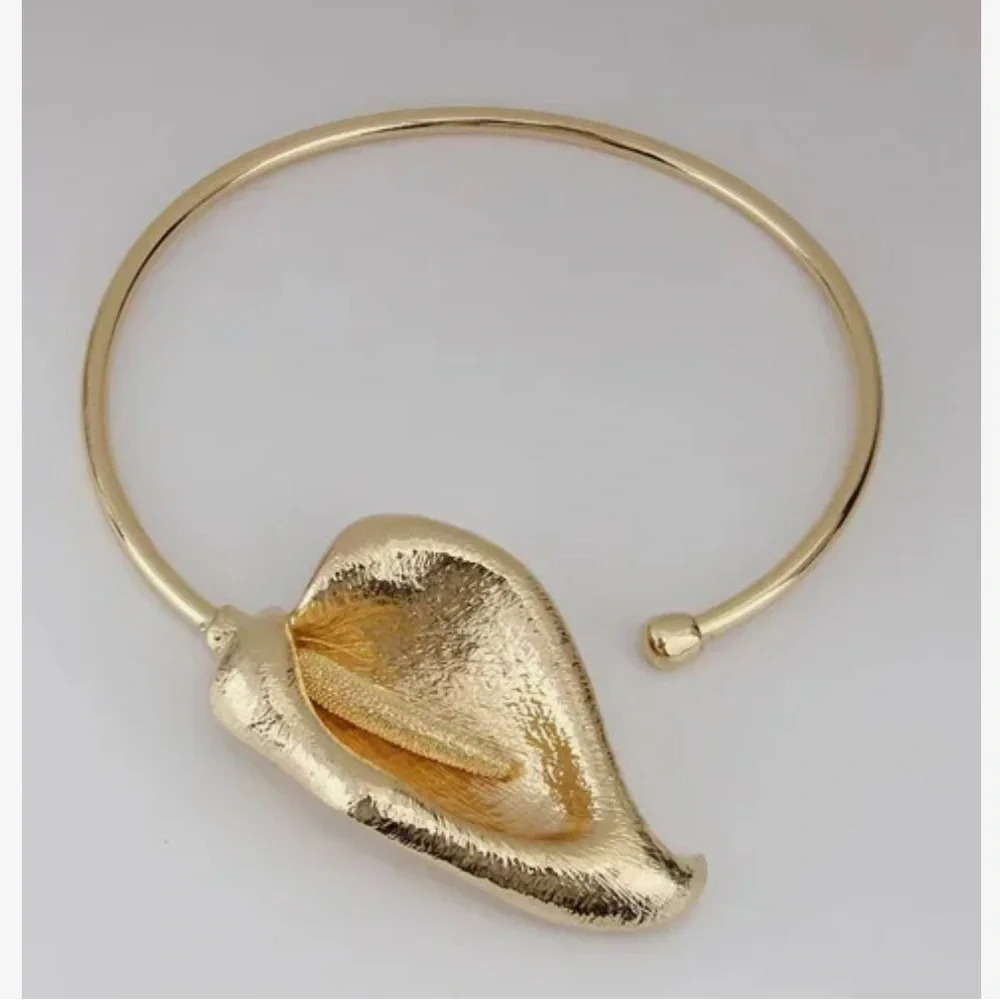 Horseshoe Lotus Gold Bangle Flower Necklace - Picture 3 of 10